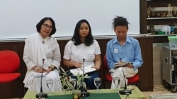 Koalisi Ruang Publik Aman (KRPA) dalam jumpa pers tentang hasil survei seksual di ruang publik di kantor Komnas Perempuan, Rabu (27/11). (VOA/Fathiyah)