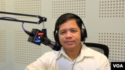 លោក យ៉ង់ គឹមអេង ប្រធានមជ្ឈមណ្ឌល​ប្រជាពលរដ្ឋ​ដើម្បី​អភិវឌ្ឍន៍​និង​សន្ដិភាព ចូល​រួម​ជា​វាគ្មិន​ពិភាក្សា​អំពី«តួនាទី​របស់​កម្ពុជា​ក្នុង​ការ​ពង្រឹង​សន្តិភាព​ ស្ថិរភាព និង​ការ​អភិវឌ្ឍ​ក្នុង​តំបន់​អាស៊ាន» នៅ​ក្នុង​កម្មវិធី Hello VOA ‍«វេទិកា​អាស៊ាន‍»​ កាល​ពីថ្ងៃ​ព្រហស្បតិ៍ ទី​៥ ខែ​វិច្ឆិកា ឆ្នាំ​២០១៥។ (លឹម សុធី/VOA)