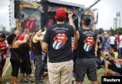 Fans gather near the stage at the Ciudad Deportiva de la Habana sports complex where the Rolling Stones' free outdoor concert will take place in Havana, Cuba, March 25, 2016.