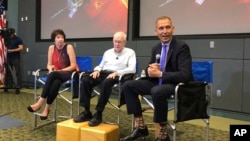 ډاکتر یوجن پارکر نجومي فزیک پوه پدې تصویر کې ښکاري چې سپین کمیس یې اغوستی دی