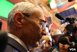 John Podesta talks to reporters in the spinroom. (C. Presutti/VOA)