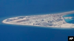 Đường băng, các công trình và tòa nhà trên Đá Subi nhân tạo của Trung Quốc, thuộc quần đảo Trường Sa ở Biển Đông. Ảnh chụp từ máy bay vận tải C-130 của Không quân Philippines.