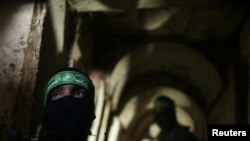 Palestinski borci iz brigada Izz el-Deen al-Kasam, naoružanog krila pokreta Hamas, stoje unutar podzemnog tunela u Gazi 18. avgusta 2014.