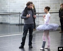 Director Darren Aronofsky and Natalie Portman on the set of BLACK SWAN.