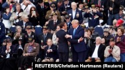 Emanuel Makron i Donald Tramp uz veterane na ceremoniji