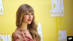 Taylor Swift arrives at the 46th Annual Country Music Awards at the Bridgestone Arena on Thursday, Nov. 1, 2012, in Nashville, Tenn.