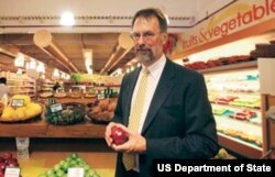 Allan Mastard (Allan Mustard) Amerikaning qishloq xo'jaligi bo'yicha yetuk diplomat hisoblanadi. Rossiya, Hindiston, Meksika va Turkiya singari davlatlarda ishlagan. Turkmaniston bilan serqirra aloqalarni rivojlantirishga bel bog'lagan.