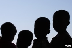 Children wait for medical attention outside the health point (D. Taylor/VOA)