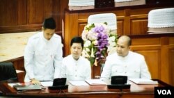 លោក យឹម លាភ (ឆ្វេង) លោក សុខ សូកាន (កណ្តាល) និងលោក ហ៊ុន ម៉ានី (ស្តាំ) តំណាងរាស្រ្តក្មេងបំផុតនៃគណបក្សប្រជាជនកម្ពុជា ចូលរួមក្នុងសម័យប្រជុំពេញអង្គលើកទី១ នីតិកាលទី៦ នៅព្រឹកថ្ងៃពុធទី០៥ កញ្ញា ឆ្នាំ ២០១៨។ (ទុំ ម្លិះ/VOA)