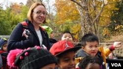 Leigh Mays takes her 1st grade class to see the baby panda at the National Zoo, Washington, D.C., Nov. 21, 2013. Photo: David Byrd/VOA