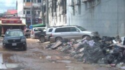 គំនរសំរាមត្រូវបានដាក់ពង្រាយនៅតាមដងផ្លូវមួយនៅក្នុងក្រុងព្រះសីហនុ