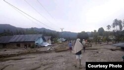 Batang-batang kayu yang ikut hanyut ke pemukiman warga akibat banjir bandang di desa Bangga, Kabupaten Sigi, Sulawesi Tengah. (29/4). (Foto: BPBD Kabupaten Sigi)