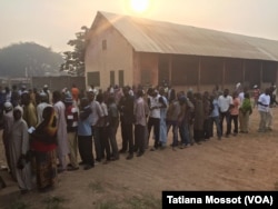 Voters are waiting in Bangui for presidential vote, Bangui Dec. 30, 2015.