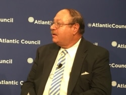 大西洋理事会国际安全中心资深研究员罗伯特·曼宁(Robert Manning)（美国之音钟辰芳拍摄）