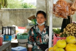 អ្នកស្រី ខុន សុខលី ពលរដ្ឋរស់នៅក្នុងខេត្តព្រះសីហនុ ផ្តល់បទសម្ភាសន៍ឲ្យវីអូអេ កាលពីថ្ងៃទី ៥ ខែតុលា ឆ្នាំ ២០២១។ (លាស់ លីបលីប/វីអូអេ)