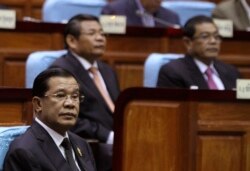 រូបឯកសារ៖ នាយករដ្ឋមន្ត្រីកម្ពុជាលោក ហ៊ុន សែន ចូលរួមកិច្ចប្រជុំរបស់រដ្ឋសភាកាលពីថ្ងៃទី២៤ ខែកញ្ញា ឆ្នាំ២០១៣។