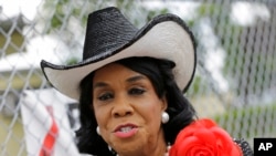 La representante Frederica Wilson, D-Fla., habla con reporteros en Miami Gardens, Florida, el 18 de octubre de 2017.
