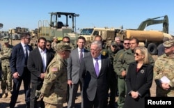 El Secretario de Defensa de Estados Unidos Jim Mattis y la secretaria de Seguridad Nacional Kirstjen Nielsen recorrieron el Campo Base Donna, en Texas. 14 de noviembre de 2018.