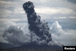 Gunung Anak Krakatau memumtahkan abu vulkanik saat meletus terlihat dari KRI Torani 860 di Selat Sunda, Lampung, 1 Januari 2019 lalu (Foto: Antara).