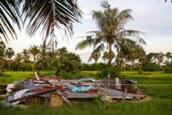 សំណល់ផ្ទះរបស់ពលរដ្ឋក្នុងសង្កាត់អូរក្រសារ ខេត្តកែប ដែលត្រូវបានព្យុះវាយកម្ទេច កាលពីខែកក្កដា ឆ្នាំ២០២១។ (ស៊ុន ណារិន/VOA Khmer)