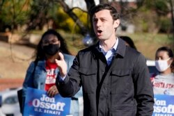 លោក Jon Ossoff បេក្ខជនមកពីគណបក្សប្រជាធិបតេយ្យសម្រាប់តំណែងព្រឹទ្ធសភាប្រចាំរដ្ឋ Georgia ថ្លែងនៅក្នុងសន្និសីទសារព័ត៌មានមួយនៅទីក្រុង Atlanta កាលពីថ្ងៃទី២២ ខែធ្នូ ឆ្នាំ២០២០។