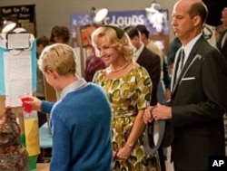 CALLAN McAULIFFE as Bryce Loski, REBECCA DE MORNAY as Patsy Loski and ANTHONY EDWARDS as Steven Loski in Castle Rock Entertainment’s coming-of age romantic comedy “FLIPPED,” a Warner Bros. Pictures release.