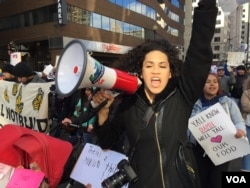 Hundreds of protesters marched in the hand-clenching cold Thursday in Washington to mark the Day Without Immigrants. (V. Macchi/VOA)