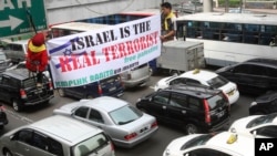 Sejumlah warga Indonesia menentang Israel terkait sikap negara itu pada Palestina.