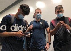 Tim Pengungsi Komite Olimpiade Internasional, termasuk atlet judo Ahmad Alikaj (Suriah) dan atlet taekwondo Abdullah Sediqi (Afghanistan) tiba di bandara internasional Narita menjelang Olimpiade Tokyo 2020 di Narita, timur Tokyo, Jepang, 14 Juli 2021. (REUTERS)