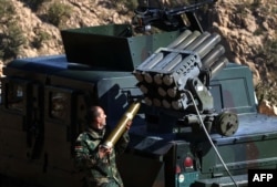 Iraqi Kurdish forces take part in an operation backed by US-led airstrikes in the northern Iraqi town of Sinjar to retake the town from the Islamic State group and cut a key supply line to Syria, Nov. 12, 2015.