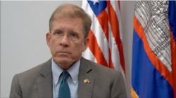 លោក W. Patrick Murphy ឯកអគ្គរដ្ឋទូត​សហរដ្ឋ​អាមេរិក​ប្រចាំនៅប្រទេស​កម្ពុជា​បាន​ផ្តល់បទសម្ភាស​ដល់​វីអូអេ​ខេមរភាសា​កាលពីថ្ងៃទី១ ខែតុលា​នៅស្ថានទូតសហរដ្ឋអាមេរិក​ក្នុងរដ្ឋធានី​ភ្នំពេញ​កាលពីថ្ងៃទី១ ខែតុលា ឆ្នាំ​២០២១ អំពី​ស្ថានភាពសិទ្ធិមនុស្ស និងលទ្ធិប្រជាធិបតេយ្យ​នៅ​កម្ពុជា។