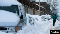 លោក Peter Gonsiorowski ឈូស​ទឹកកក​ចេញ​ពី​ឡាន​របស់​លោក​នៅ​ក្រុង​បូស្តុន​កាល​ពី​ថ្ងៃ​ទី​២៨ ខែ​មករា ឆ្នាំ​២០១៥។