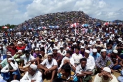 Pengungsi Rohingya berkumpul untuk memperingati ulang tahun kedua eksodus di kamp Kutupalong di Cox’s Bazar, Bangladesh, 25 Agustus 2019. (Foto: REUTERS/Rafiqur Rahman)