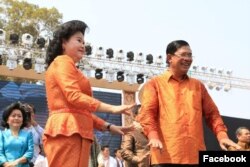 លោក​នាយក​រដ្ឋមន្ត្រី ហ៊ុន សែន ចូលរួម​អបអរ​សាទរ​ពិធីបុណ្យ​ចូលឆ្នាំ​ប្រពៃណី​ខ្មែរ ជាមួយ​នឹង​ក្រុម​គ្រួសារ​របស់​លោក និង​មន្ត្រី​រដ្ឋាភិបាល​ផ្សេងៗ​ទៀត​នៅ​ក្នុង​កម្មវិធី​អង្គរសង្ក្រាន្ត​ប្រចាំឆ្នាំ​ដែល​ប្រារព្ធ​ធ្វើឡើង​នៅ​ទឹកដី​អង្គរ ខេត្តសៀមរាប ចាប់ពី ថ្ងៃទី១៣ រហូត​ដល់​ថ្ងៃទី១៥ ខែមេសា ឆ្នាំ២០១៦។ (រូបថត​ដកស្រង់​ចេញ​ពី​ទំព័រ​ហ្វេសប៊ុក​របស់​លោក​នាយករដ្ឋ​មន្ត្រី)