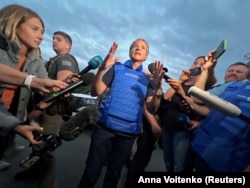 رافائل گروسی، مدیرکل آژانس بین‌المللی انرژی اتمی، در جمع خبرنگاران پس از بازرسی نیروگاه هسته‌ای زاپوریژیا. ١ سپتامبر ٢٠٢٢