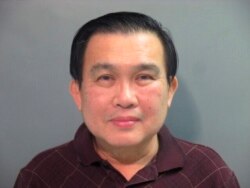 阿肯色州华盛顿郡拘留中心提供的阿肯色大学电机工程教授洪思忠的照片。