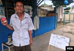 Henry Cervantes, exvendedor de diarios y revistas, ha tenido que vender hasta los viejos anaqueles de su quiosco para poder alimentarse.