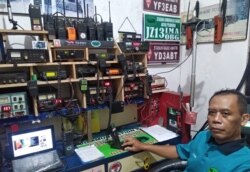 Dari studio mini di rumahnya, Eko Khrismasrianto, menyiarkan informasi dan edukasi percepatan penanganan pandemi virus corona. (Foto: Eko Khrismasrianto/koleksi pribadi)