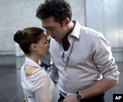 L-R Natalie Portman and Vincent Cassel in BLACK SWAN.