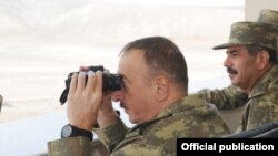 Prezident İlham Əliyev hərbi təlimi müşahidə edir