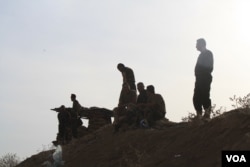 Peshmerga forces hold the line near Sinjar, Iraq, from IS forces that only a month ago were operating full-scale assaults, Nov. 14, 2016. (H.Murdock/VOA)