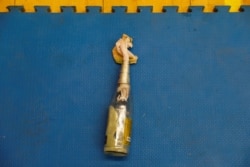 Sebuah bom molotov ditinggalkan oleh pengunjuk rasa anti-pemerintah 25 November 2019. (Foto: REUTERS/Adnan Abidi)