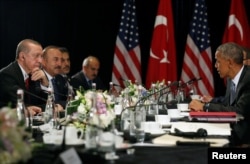 Turkey's President Tayyip Erdogan (L) listens to remarks by U.S. President Barack Obama (R) to reporters after their bilateral meeting alongside the G20 Summit, in Hangzhou, China, Sept. 4, 2016.