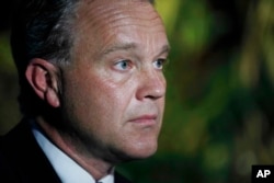 British Foreign Office Minister Mark Simmonds speaks to Journalist in Abuja, Nigeria, May 14, 2014.