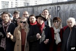 دیه‌گو لونا، بازیگر مکزیکی، رئیس و میهمانان جشنواره برلین، در نمایش رسانه‌ای اعتراض به دونالد ترامپ