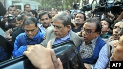 FILE - Fakhrul Islam Alamgir (C), secretary-general of the Bangladesh Nationalist Party (BNP), is escorted following his arrest in Dhaka on Jan. 6, 2015.
