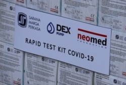 Rapid Test Kit untuk corona yang didistribusikan di Surabaya (Foto: VOA/ Petrus Riski).