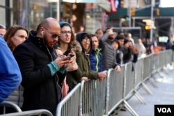 Crowds gather outside perimeter of NYPD security news briefing on election preparations, Nov. 7, 2016. (R. Taylor/VOA)