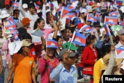 រូបឯកសារ៖ កម្មករប្រុសស្រី​ចូលរួម​ទិវាពលកម្មអន្តរជាតិនៅរាជធានី​ភ្នំពេញ កាលពីថ្ងៃទី១ ខែឧសភា ឆ្នាំ២០១៥។