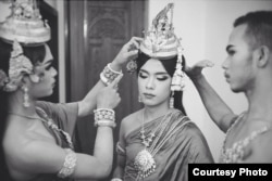 Prumsodun Ok & NATYARASA dancers are getting ready backstage, Phnom Penh, Cambodia, March 2017. (Courtesy of Nobuyuki Arai)